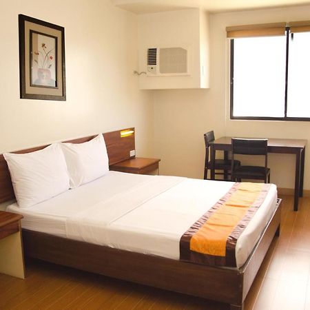 M Suites Hotel Makati City Екстериор снимка