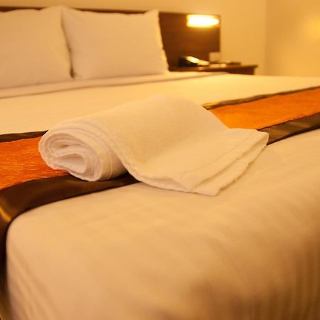 M Suites Hotel Makati City Екстериор снимка