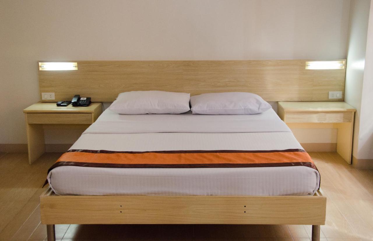 M Suites Hotel Makati City Екстериор снимка