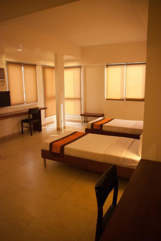 M Suites Hotel Makati City Стая снимка