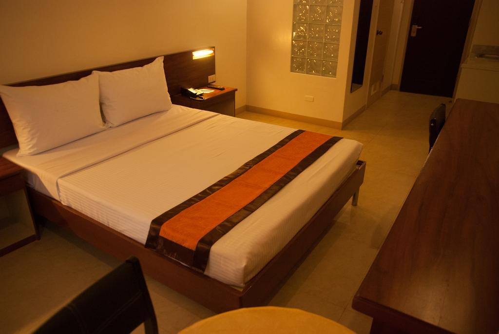 M Suites Hotel Makati City Стая снимка