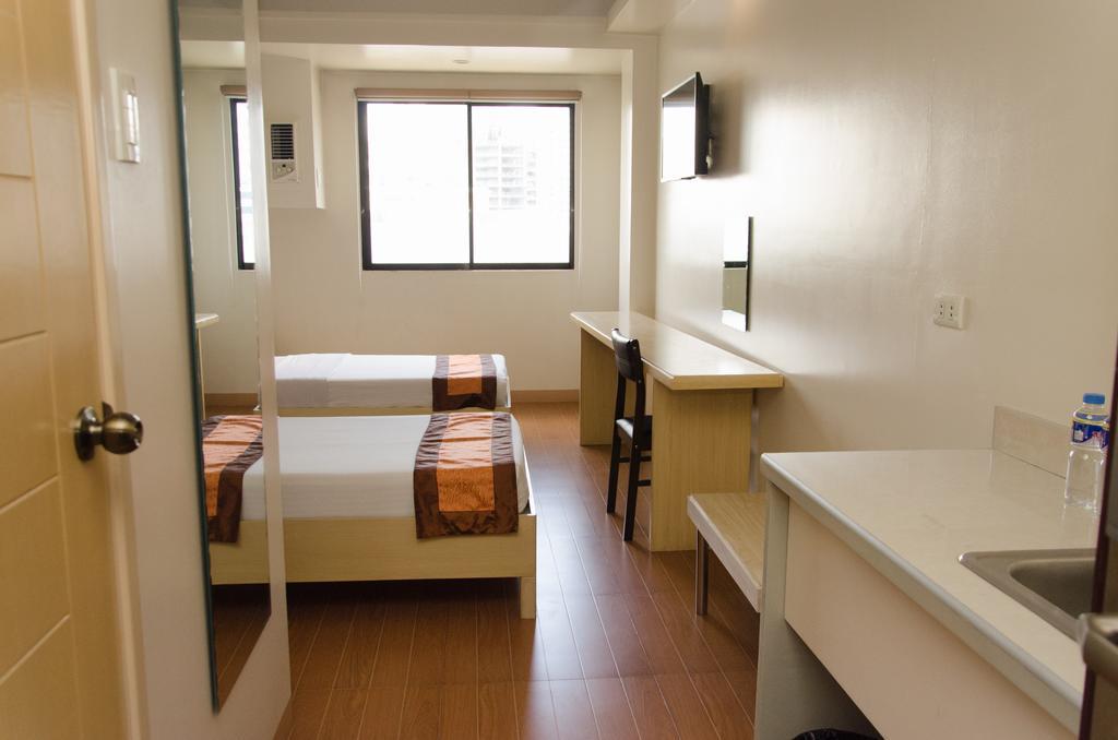 M Suites Hotel Makati City Екстериор снимка
