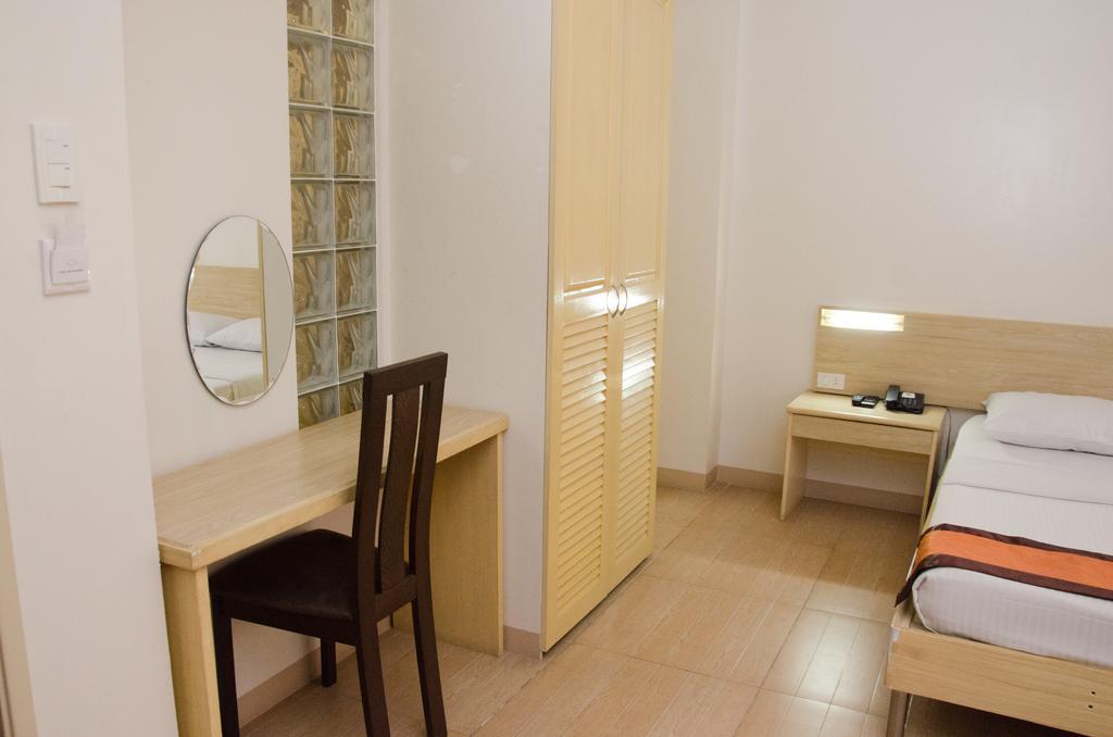 M Suites Hotel Makati City Екстериор снимка