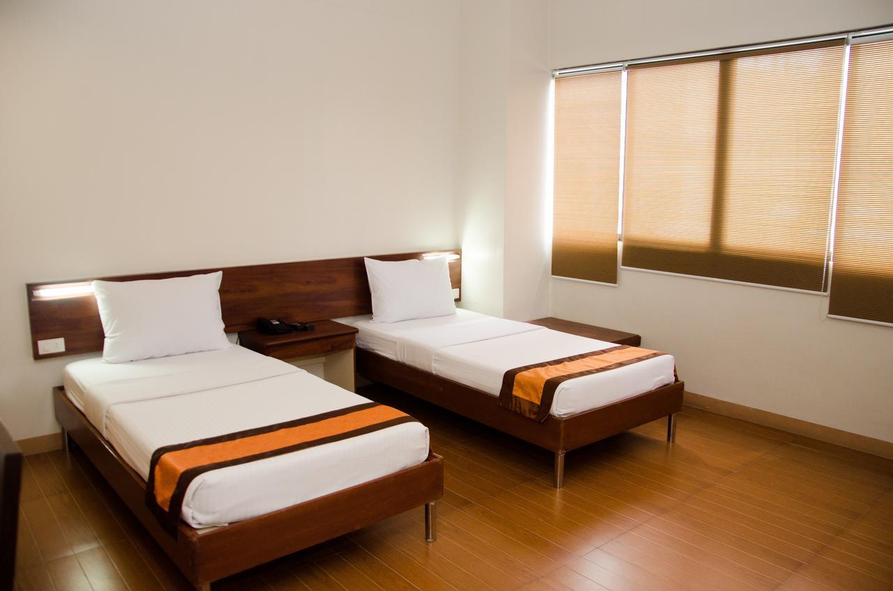 M Suites Hotel Makati City Екстериор снимка