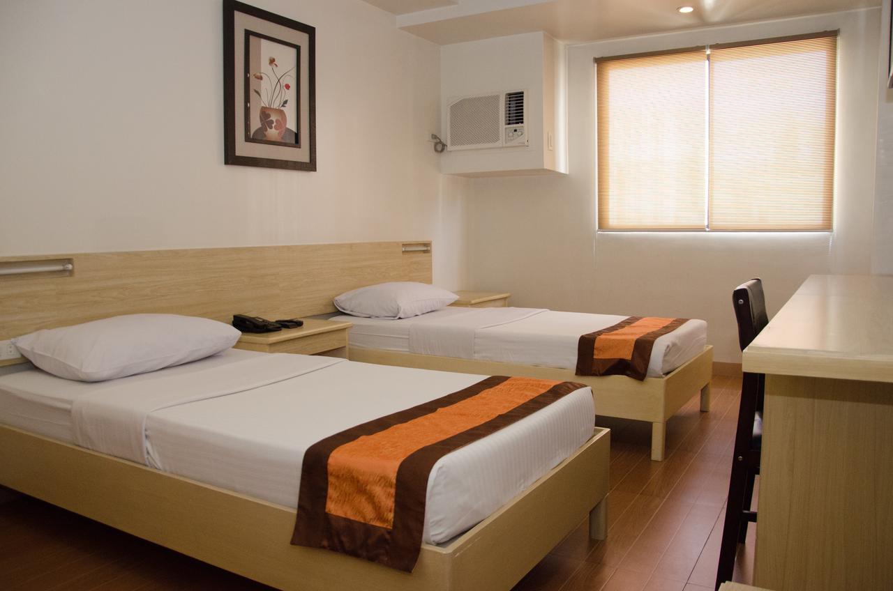 M Suites Hotel Makati City Екстериор снимка