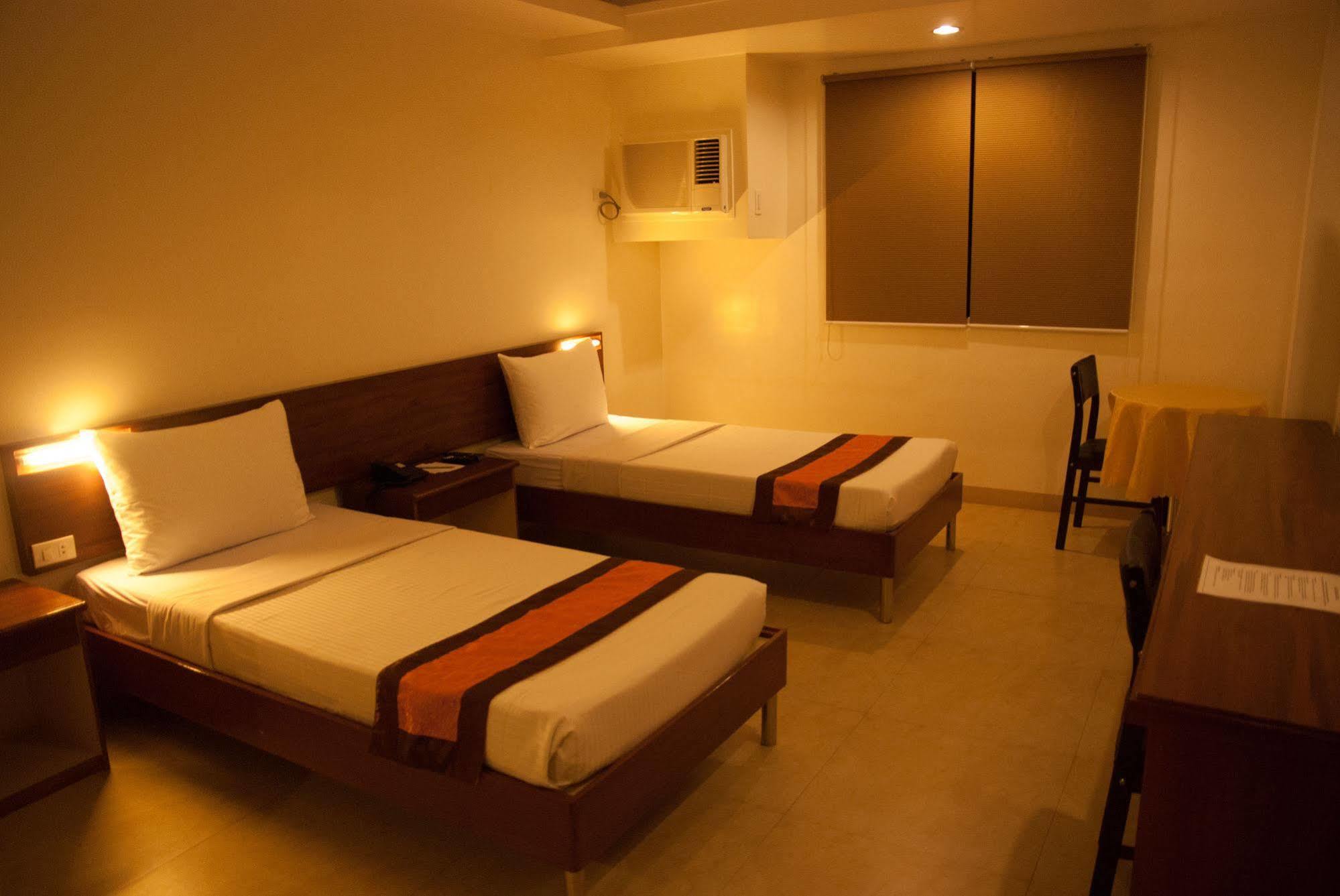 M Suites Hotel Makati City Екстериор снимка