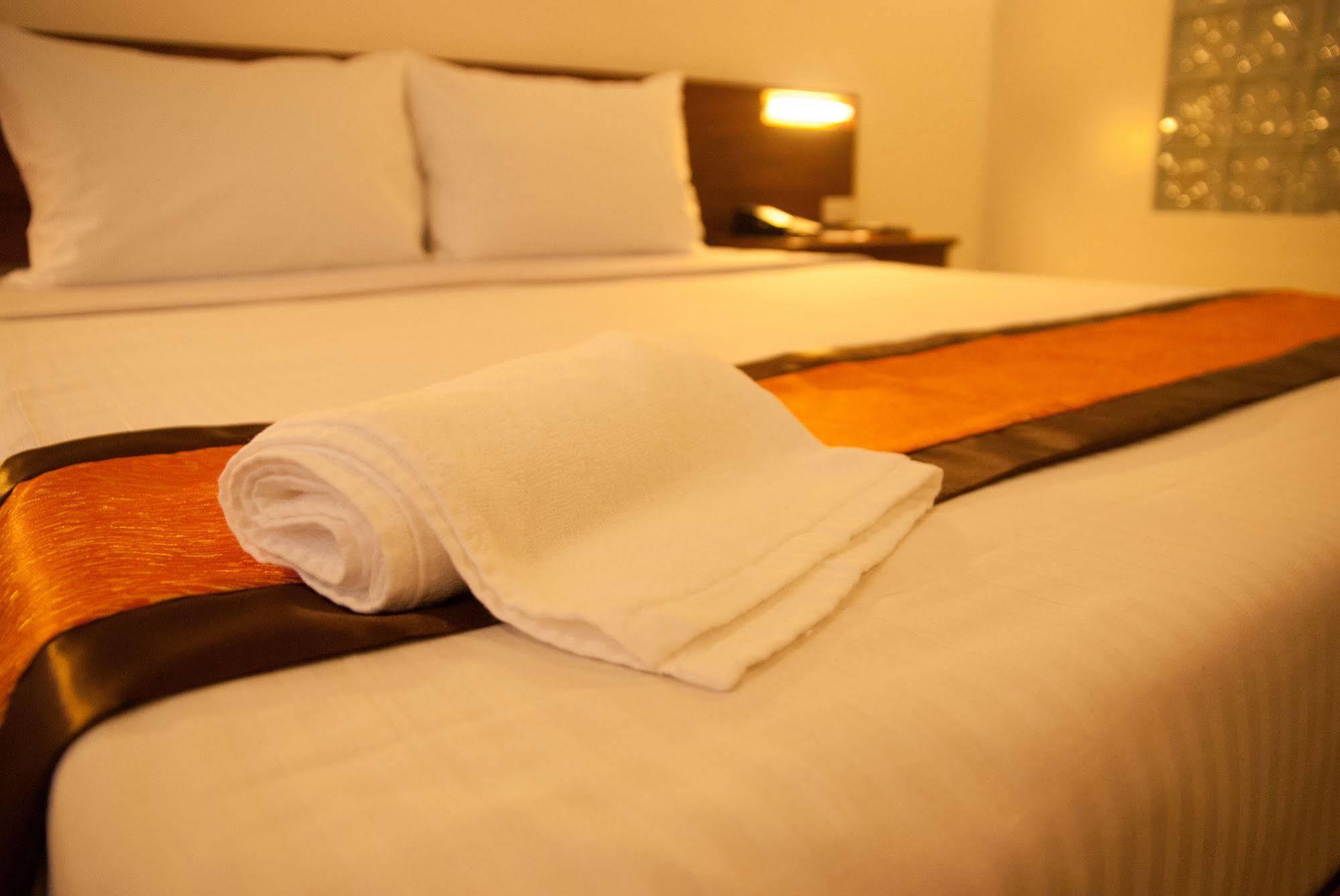 M Suites Hotel Makati City Екстериор снимка