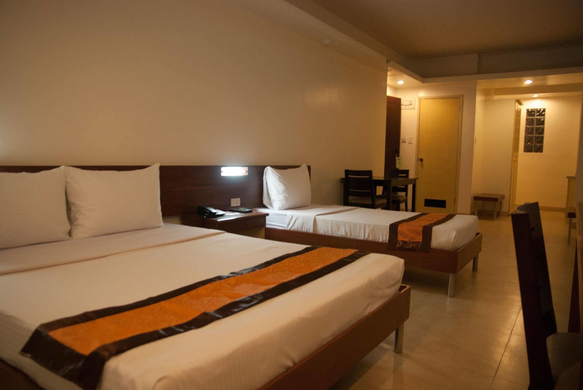 M Suites Hotel Makati City Екстериор снимка