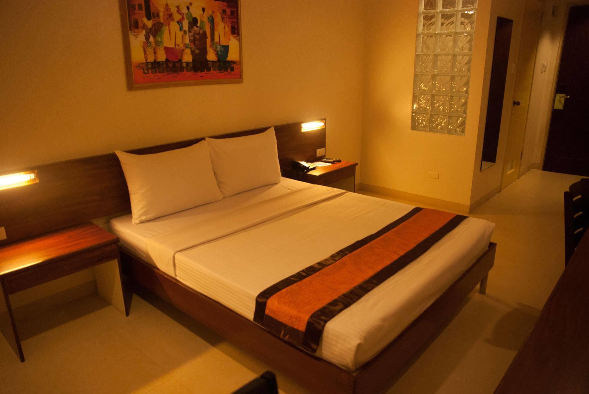 M Suites Hotel Makati City Екстериор снимка