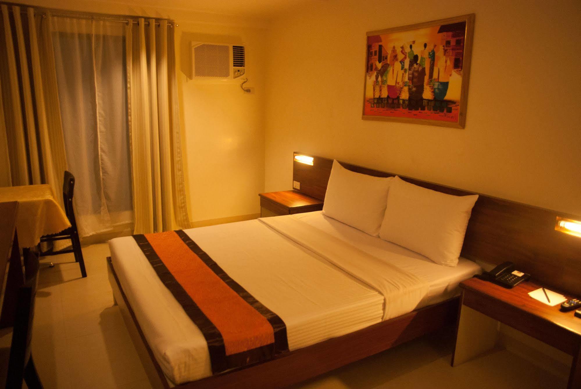 M Suites Hotel Makati City Екстериор снимка