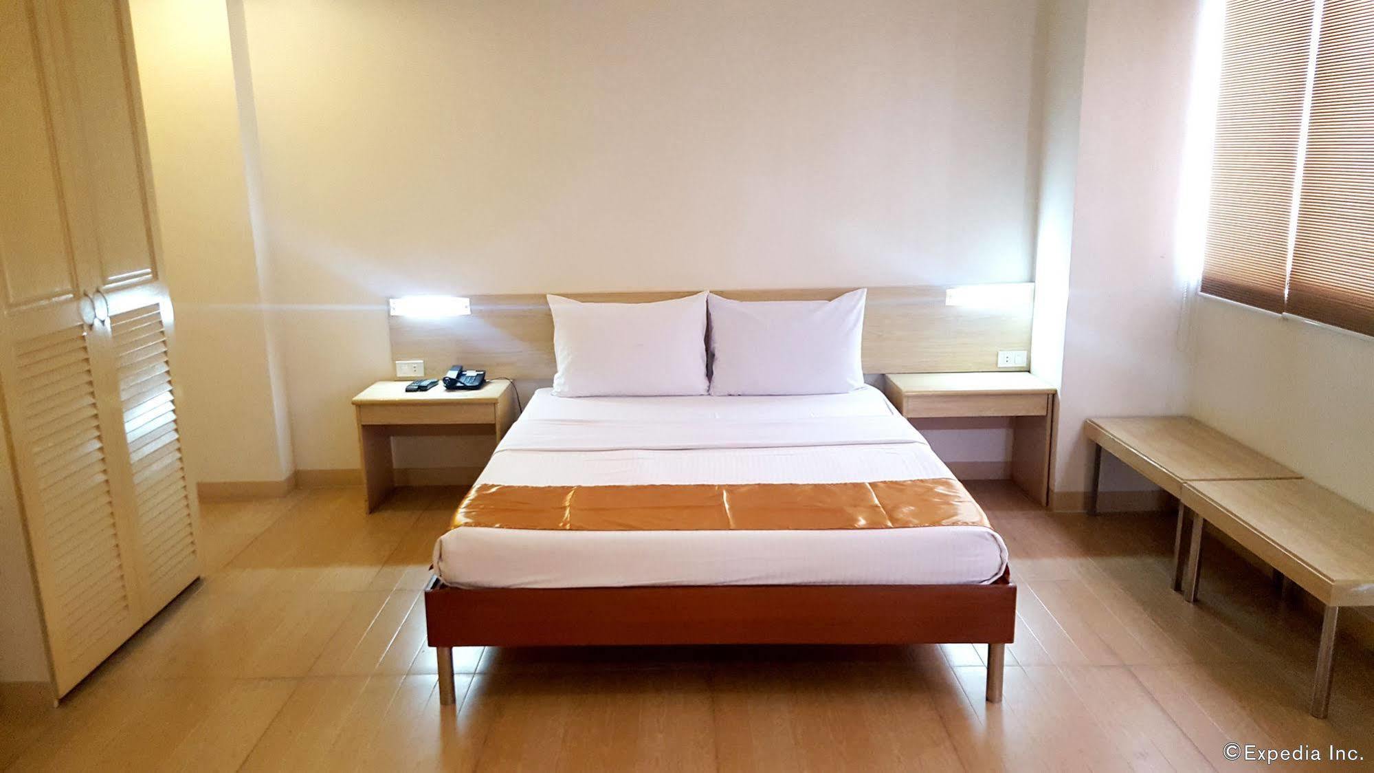 M Suites Hotel Makati City Екстериор снимка