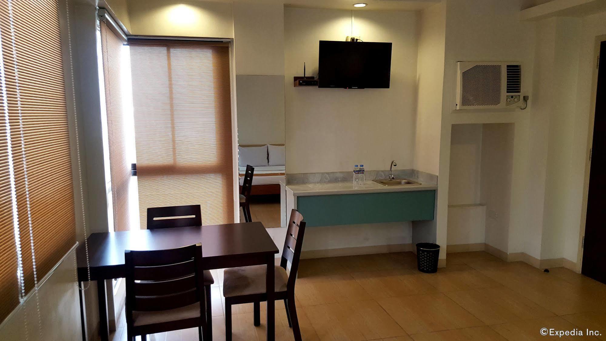 M Suites Hotel Makati City Екстериор снимка