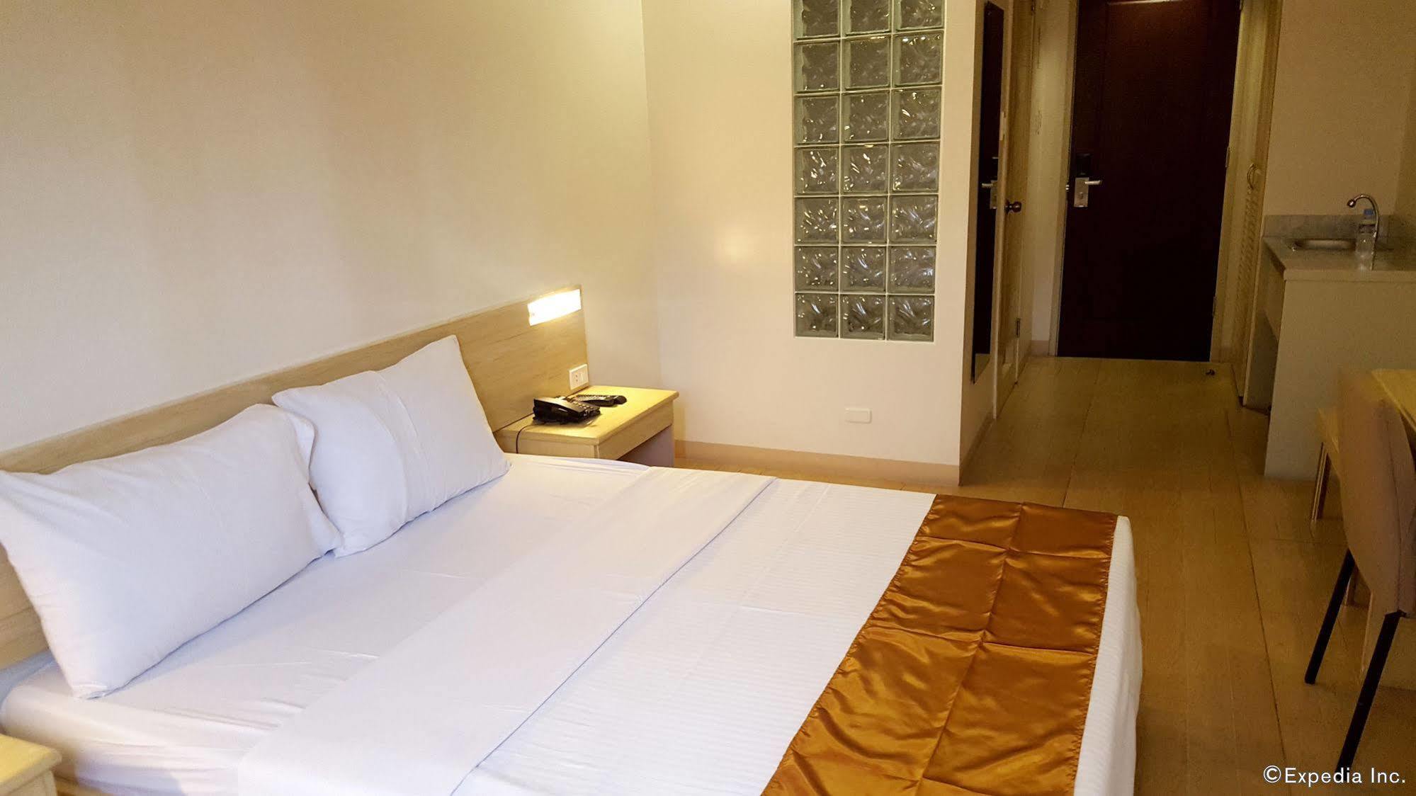M Suites Hotel Makati City Екстериор снимка