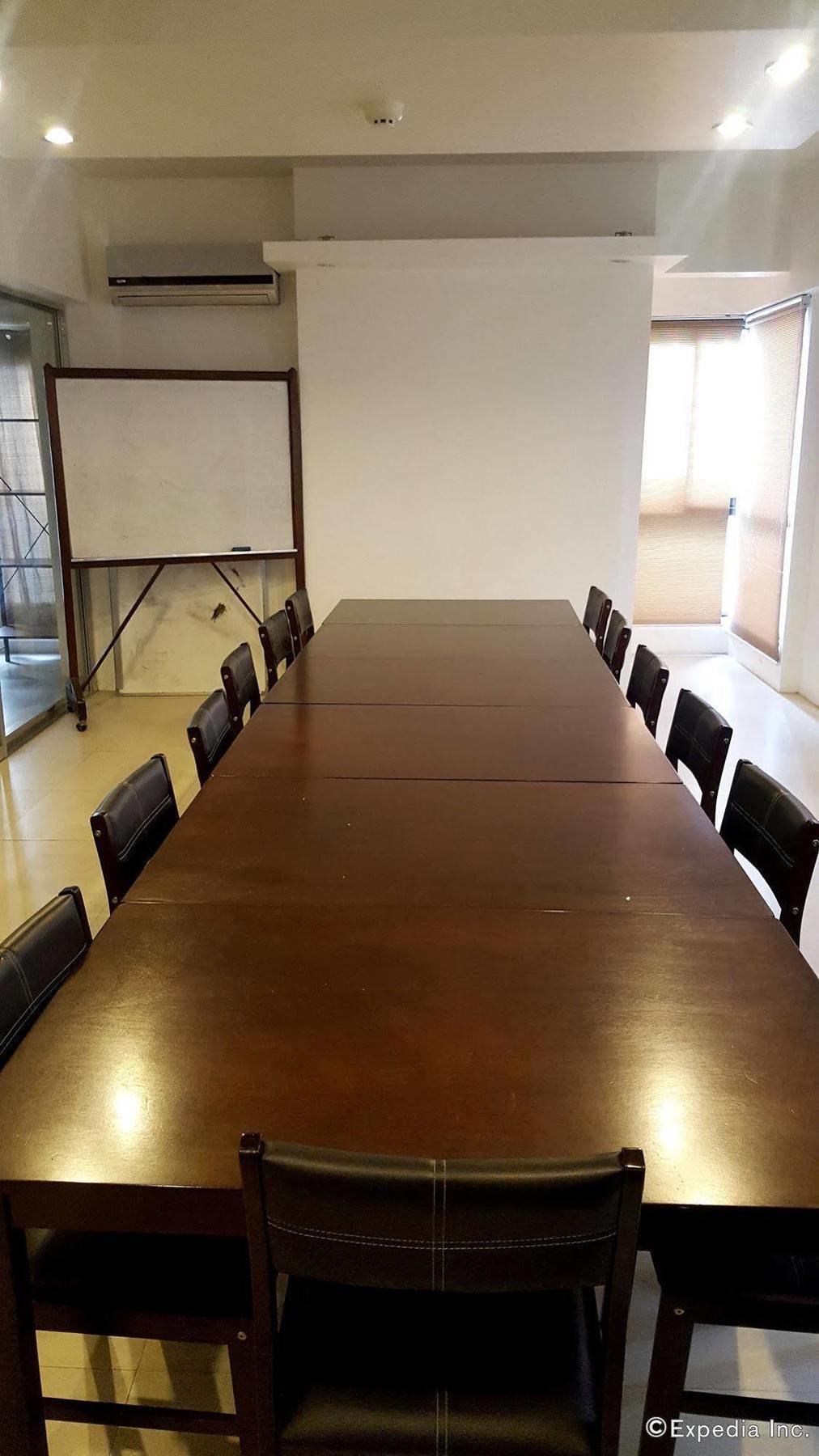 M Suites Hotel Makati City Екстериор снимка